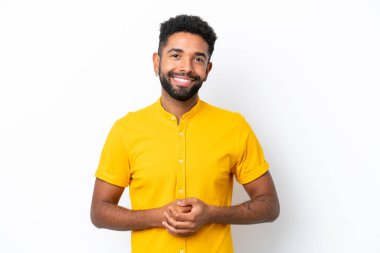 Genç Brezilyalı adam beyaz arka planda izole edilmiş gülüyor.