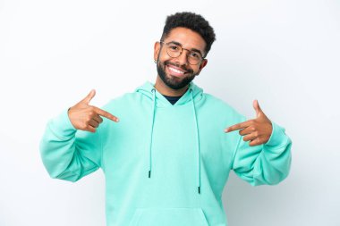 Genç Brezilyalı adam beyaz arka planda soyutlanmış gururlu ve kendinden memnun