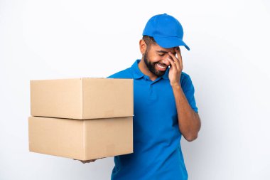 Brezilyalı teslimatçı beyaz arka planda izole bir şekilde gülüyor.