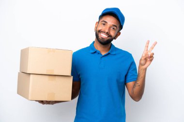 Beyaz arka planda izole edilmiş Brezilyalı adam gülümsüyor ve zafer işareti gösteriyor.