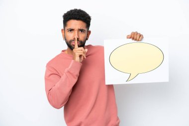 Beyaz arka planda izole edilmiş genç Brezilyalı bir adam elinde konuşma baloncuğu ikonu olan sessiz jest yapan bir pankart tutuyor.