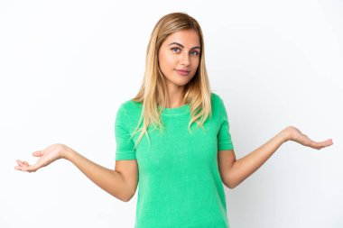 Sarışın Uruguaylı kız beyaz arka planda izole edilmiş, kuşkuları var.