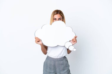 Sarışın Uruguaylı kız, beyaz arka planda izole edilmiş. Elinde bir konuşma balonu tutuyor ve arkasına saklanıyor.