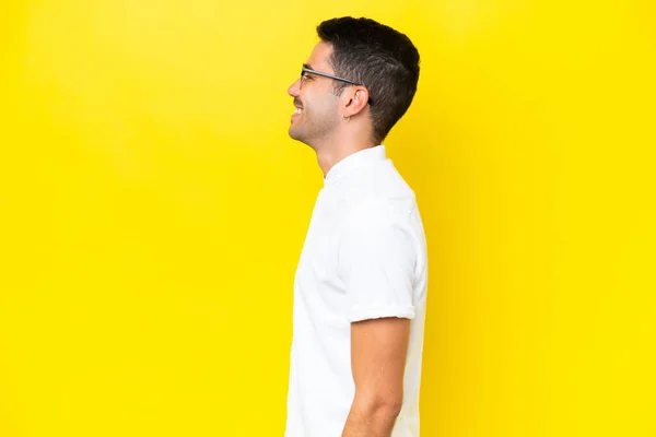 Young Handsome Man Isolated Yellow Background Laughing Lateral Position — ストック写真
