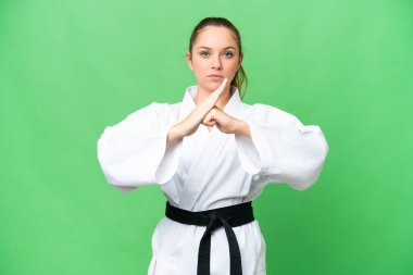 Karate ve selam verme konusunda krom anahtar geçmişi olan genç sarışın bir kadın.