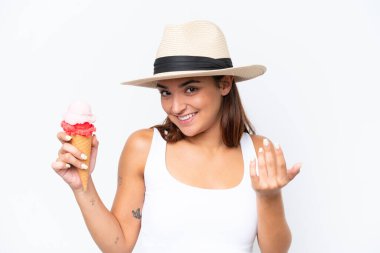 Beyaz arka planda izole edilmiş kornet dondurması olan genç beyaz bir kadın benimle gelmesi için davet ediyor. Gelmene sevindim.