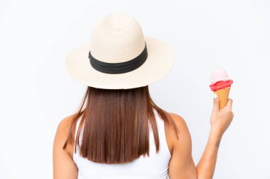 Beyaz arka planda izole edilmiş kornet dondurmalı beyaz bir beyaz kadın.