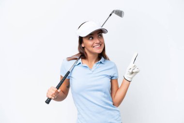 Beyaz arka planda golf oynayan beyaz bir kadın harika bir fikre işaret ediyor.