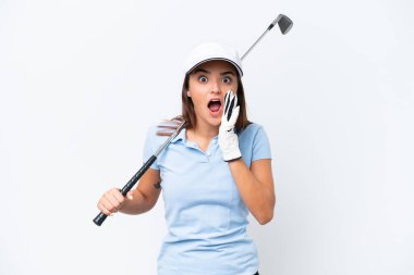 Beyaz arka planda, şaşırmış ve şok olmuş bir yüz ifadesiyle golf oynayan beyaz bir kadın.
