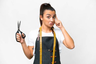 Terzi kadın izole edilmiş beyaz arka plan bir fikir düşünüyor.