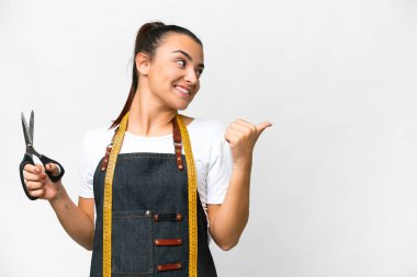 Terzi kadın izole edilmiş beyaz arka plan bir ürünü sunmak için kenarı işaret ediyor.