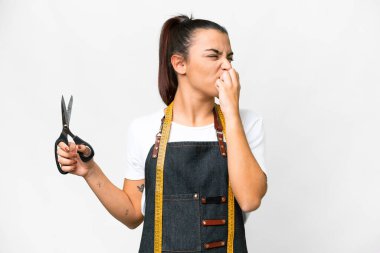 Terzi kadın, soyutlanmış beyaz arka planda şüpheleri var.