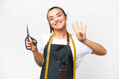 Terzi kadın izole edilmiş beyaz arka planda mutlu ve parmakları olan dört kişi sayıyor.