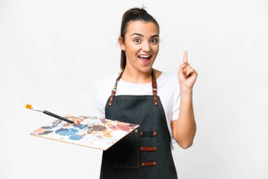 İzole edilmiş beyaz arkaplan üzerinde palet tutan genç bir sanatçı bir fikri işaret ederek