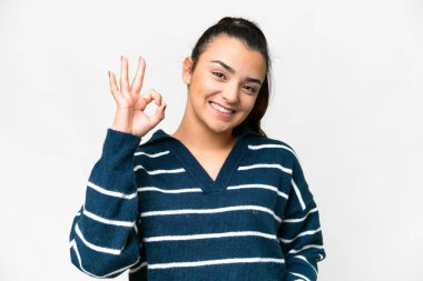 İzole edilmiş beyaz arka planda genç bir kadın parmaklarıyla işaret veriyor.