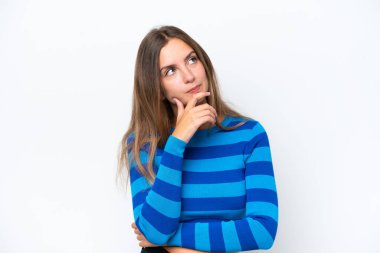 Beyaz arka planda izole edilmiş beyaz bir kadın var.