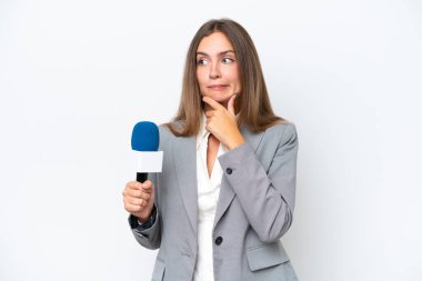 Genç TV sunucusu, beyaz arka planda izole edilmiş beyaz kadın. Şüpheleri ve düşünceleri var.