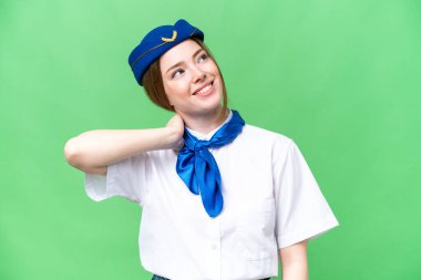 Uçak hostesi izole edilmiş krom anahtar arka planda bir fikir düşünüyor.