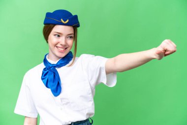 İzole edilmiş kroma anahtar arkaplan üzerinde uçak hostesi baş parmak hareketi yapıyor