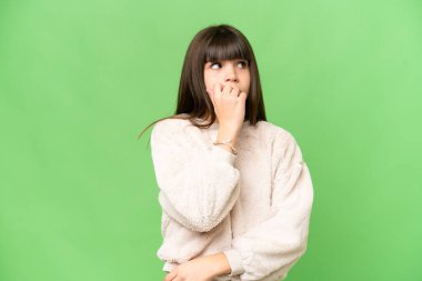 Küçük kız izole edilmiş yeşil krom anahtar arka planı biraz gergin.