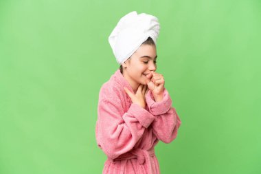 İzole edilmiş krom üzerine bornoz giymiş küçük bir kız anahtar geçmişi öksürük ve kötü hissetmektir.