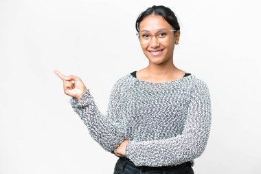 İzole edilmiş beyaz arka planda genç Uruguaylı bir kadın parmak kaldırıyor.