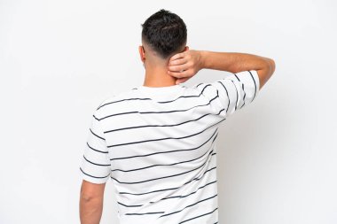 Genç Arap yakışıklı adam beyaz arka planda izole edilmiş ve düşünüyor.