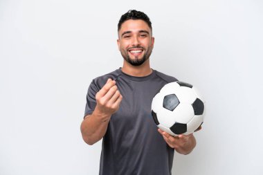 Arap genç futbolcu beyaz arka planda izole edilmiş para hareketi yapıyor.