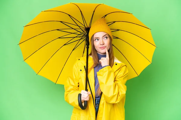 Ung Vacker Kvinna Med Regnsäker Rock Och Paraply Över Isolerad — Stockfoto