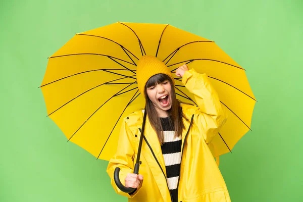 Liten Flicka Med Regnsäker Rock Och Paraply Över Isolerade Kroma — Stockfoto