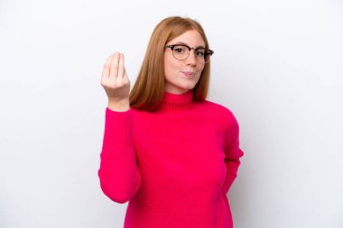 Beyaz arka planda izole edilmiş genç kızıl kadın İtalyan jestleri yapıyor.
