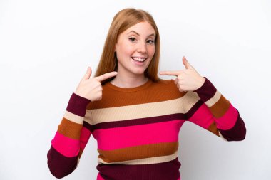 Beyaz arka planda izole edilmiş genç, kızıl saçlı bir kadın baş parmak işareti yapıyor.