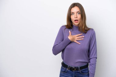 Beyaz arka planda izole genç beyaz kadın şaşırmış ve şok olmuştu.