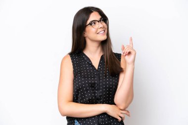 Beyaz arka planda izole edilmiş genç Brezilyalı kadın harika bir fikre işaret ediyor.