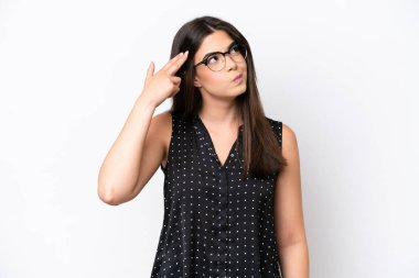 Genç Brezilyalı kadın beyaz arka planda izole edilmiş ve intihar jesti yapmada sorun yaşıyor.