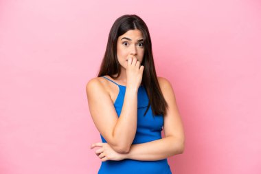 Pembe arka planda izole edilmiş genç Brezilyalı kadın gergin ve korkmuş.