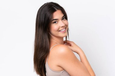 Beyaz arka planda izole edilmiş genç Brezilyalı kadın. Portre