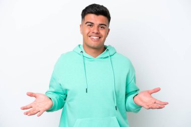 Beyaz arka planda yalnız, mutlu ve gülümseyen beyaz yakışıklı bir adam.