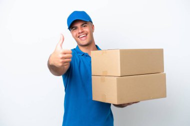 Beyaz arka planda izole edilmiş beyaz bir adam teslim edildi. Başparmakları havada çünkü iyi bir şey oldu.