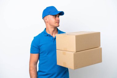 Beyaz arka planda izole edilmiş beyaz adam yan tarafa bakıyor.