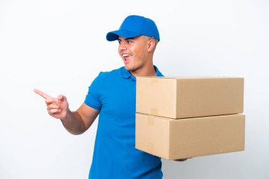 Teslimat beyaz arka planda izole edilmiş beyaz bir adam parmak göstererek bir ürün sunuyor.