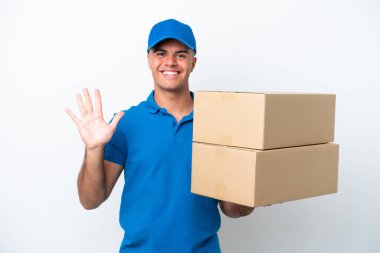 Beyaz arka planda izole edilmiş beyaz adam beş parmaklı sayım yapıyor.