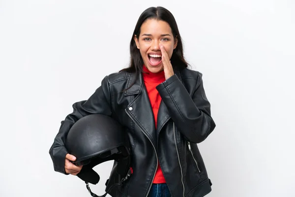 若い白人女性がオートバイのヘルメットをかぶって — ストック写真