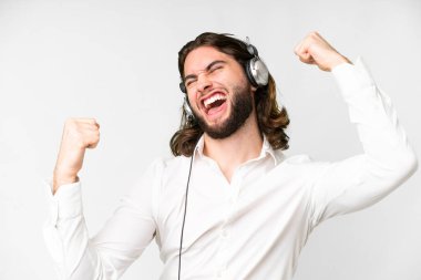 Tele pazarlamacı, izole edilmiş beyaz arka planda bir kulaklıkla çalışarak zaferi kutluyor.