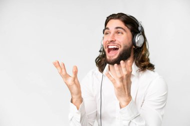 Tele pazarlamacı, dış dünyadan izole edilmiş beyaz bir kulaklıkla şaşırtıcı bir yüz ifadesiyle çalışıyor.