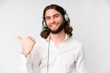 İzole edilmiş beyaz arka plan üzerinde çalışan pazarlamacı bir ürünü sunmak için kenarı işaret ediyor.