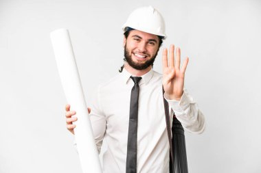 Miğferli genç mimar izole edilmiş beyaz arka plan üzerinde planları olan mutlu ve parmakları olan dört kişi sayıyor.