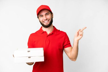 Pizza teslimatçısı üniformalı adam izole edilmiş beyaz arka planda pizza kutularını topluyor.