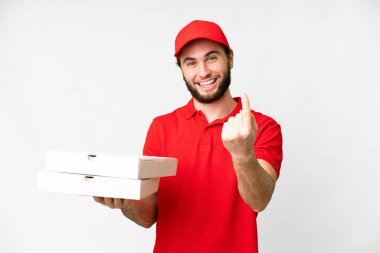 Pizza teslimatçısı üniformalı adam izole edilmiş beyaz arka planda pizza kutuları topluyor.