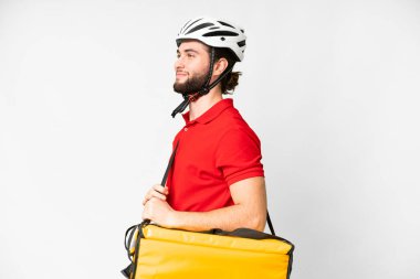 Termal sırt çantalı genç teslimatçı yalıtılmış beyaz arka planda yan pozisyonda.